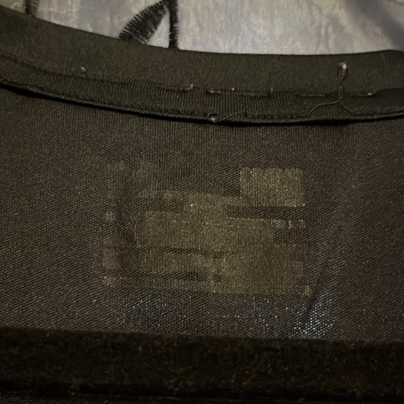 Black and red underarmor tshirt. Athletic material - Picture 3 of 4